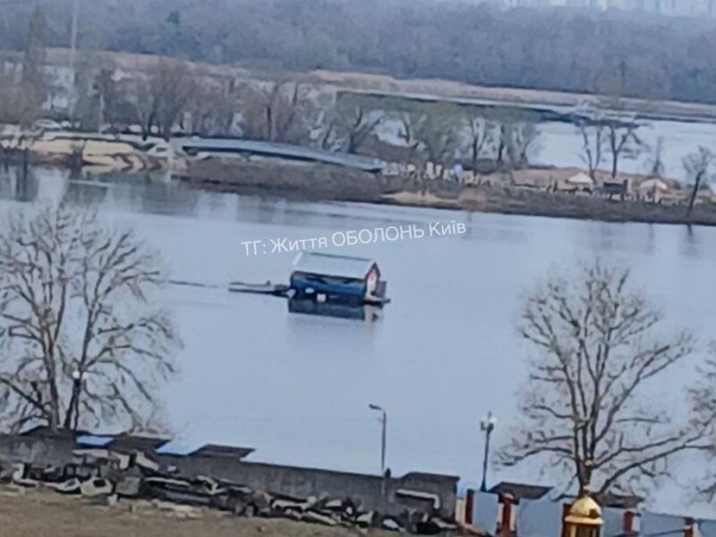 У Києві помітили плаваючий будинок
