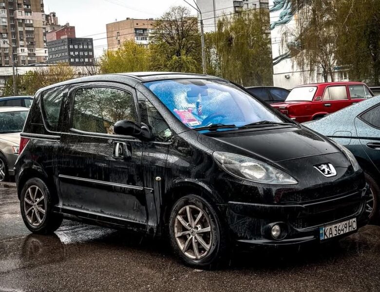 У Києві помітили рідкісний Peugeot 1007 із незвичними зсувними дверима
