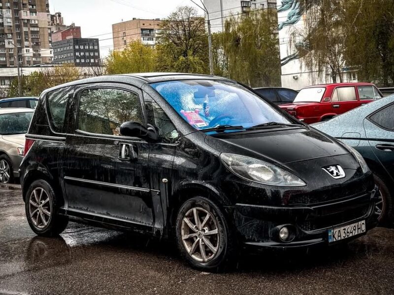 У Києві помітили рідкісний Peugeot 1007 із незвичними зсувними дверима