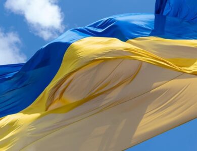 У Києві приспустили головний прапор України