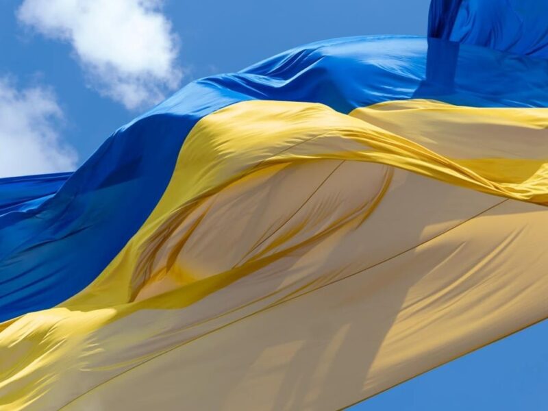 У Києві приспустили головний прапор України