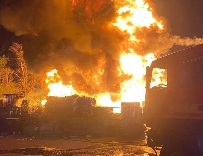 У Києві російський дрон врізався в багатоповерхівку