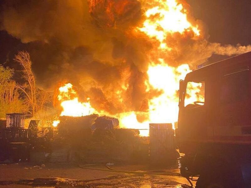 У Києві російський дрон врізався в багатоповерхівку