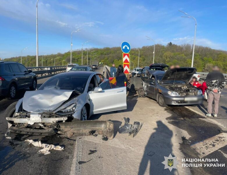 У Києві сталася смертельна ДТП на Дарницькому мосту