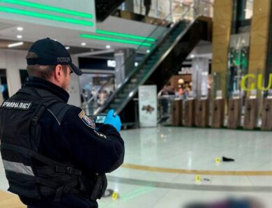 У Києві відвідувач ТРЦ впав з 5-го поверху і загинув