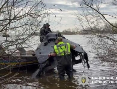 У Києві з Дніпра витягли дрон із бойовою частиною