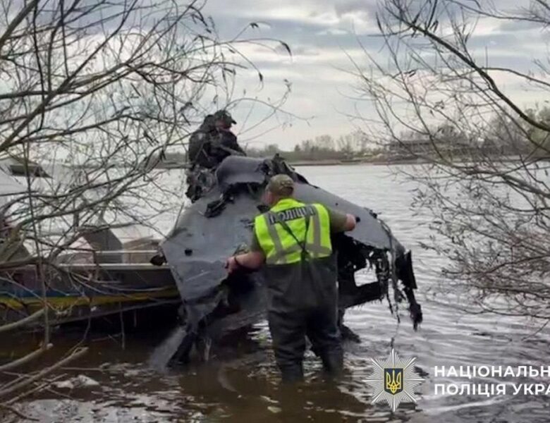 У Києві з Дніпра витягли дрон із бойовою частиною