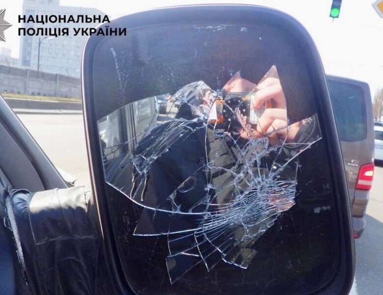 У Києві затримали чоловіка, який пошкодив авто військового і вкрав телефон