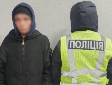 У Києві жінка через ревнощі підпалила двері чоловіку та суперниці