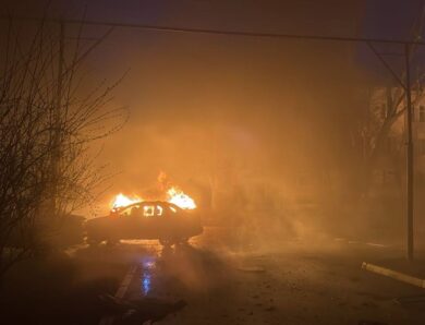 У Конотопі влучило в будинок, горить адмінбудівля