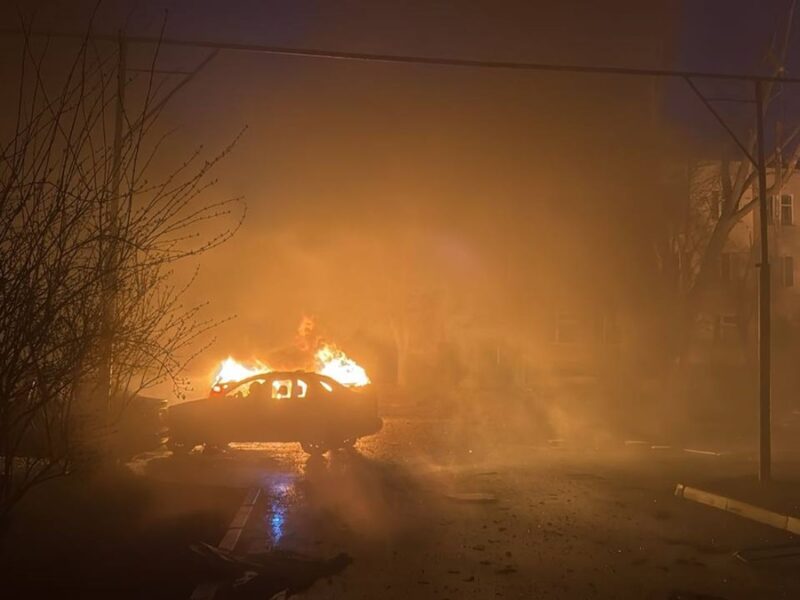 У Конотопі влучило в будинок, горить адмінбудівля