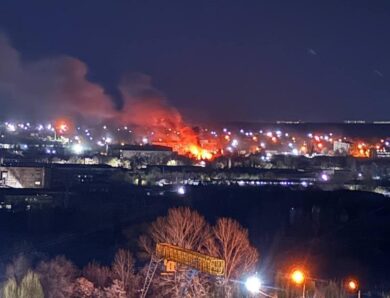 У Луганську та Криму масштабні пожежі після атаки