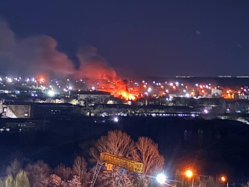 У Луганську та Криму масштабні пожежі після атаки