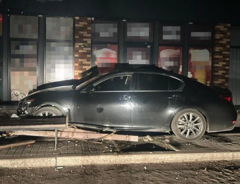 У Павлограді п’яний 21-річний водій на Lexus збив двох дівчат і втік