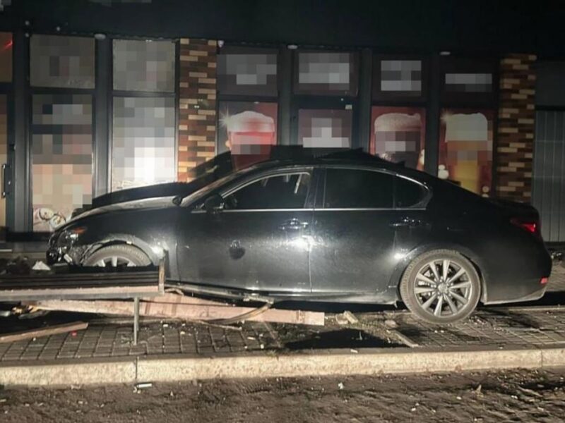 У Павлограді п’яний 21-річний водій на Lexus збив двох дівчат і втік