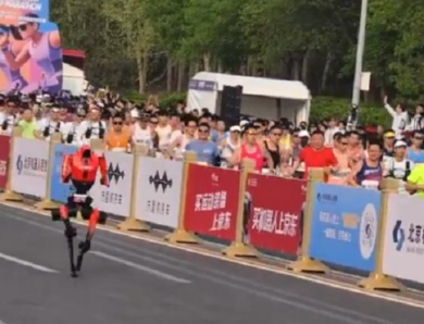 У Пекіні роботи-гуманоїди обігнали людей під час півмарафону