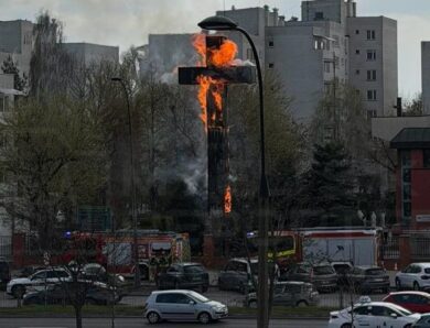 У Польщі у Страсну п’ятницю загорівся 17-метровий хрест