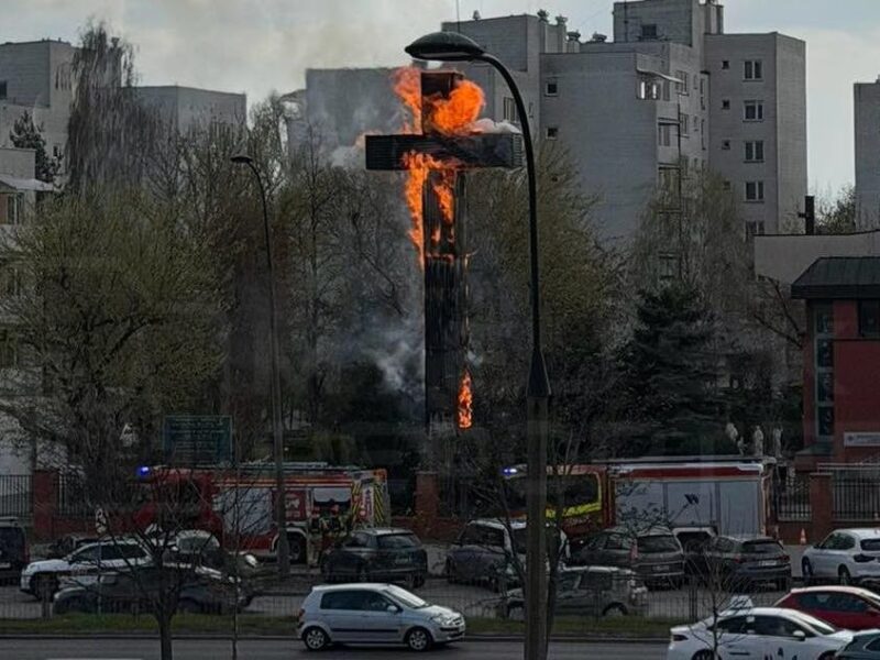 У Польщі у Страсну п’ятницю загорівся 17-метровий хрест