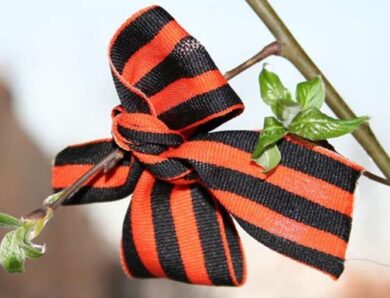 У Росії блогера відправили до колонії за плювок на георгіївську стрічку