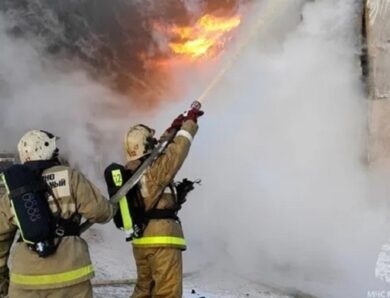 У російському Оренбурзі палають резервуари з нафтопродуктами – пабліки