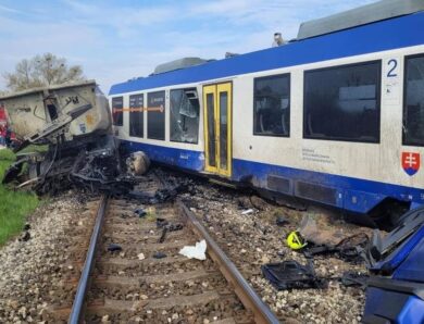 У Словаччині потяг зіткнувся з фурою: є жертва та постраждалі