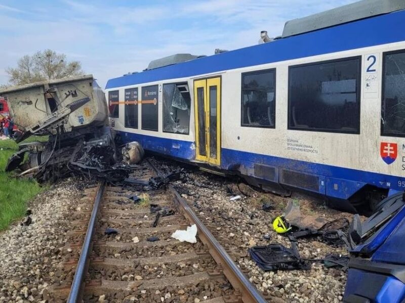У Словаччині потяг зіткнувся з фурою: є жертва та постраждалі