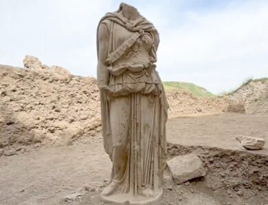 У Туреччині знайшли унікальну двометрову статую Афіни