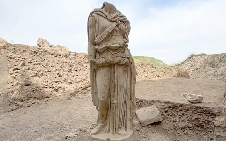 У Туреччині знайшли унікальну двометрову статую Афіни