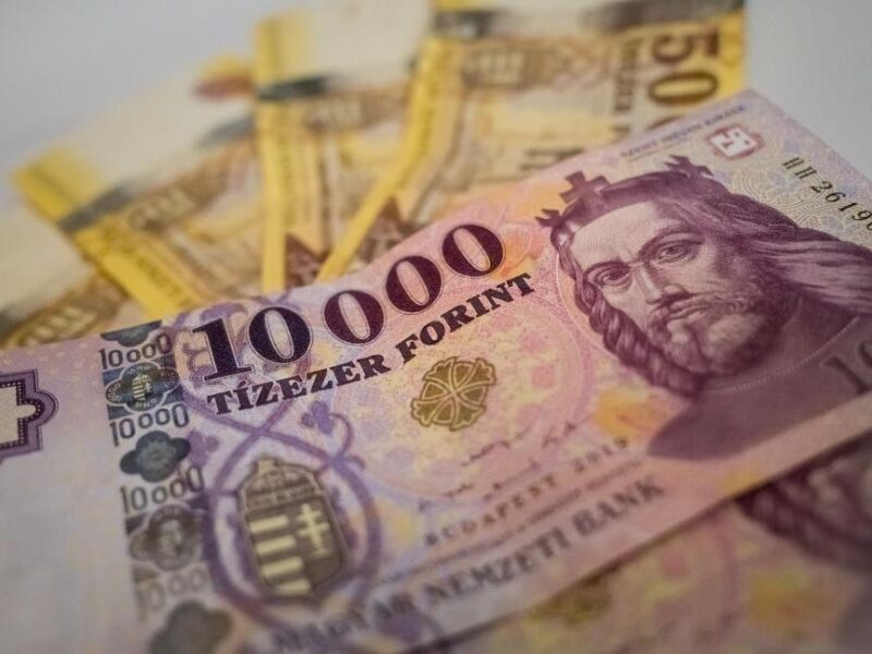 Угорський форинт почав різко дорожчати