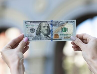 Українку не пустили до Польщі через “радіоактивні” 100 доларів