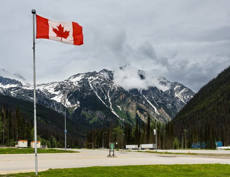 Українцям у Канаді продовжили робочі дозволи