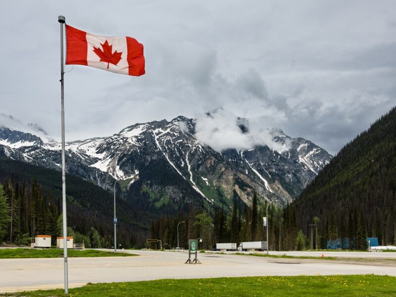 Українцям у Канаді продовжили робочі дозволи