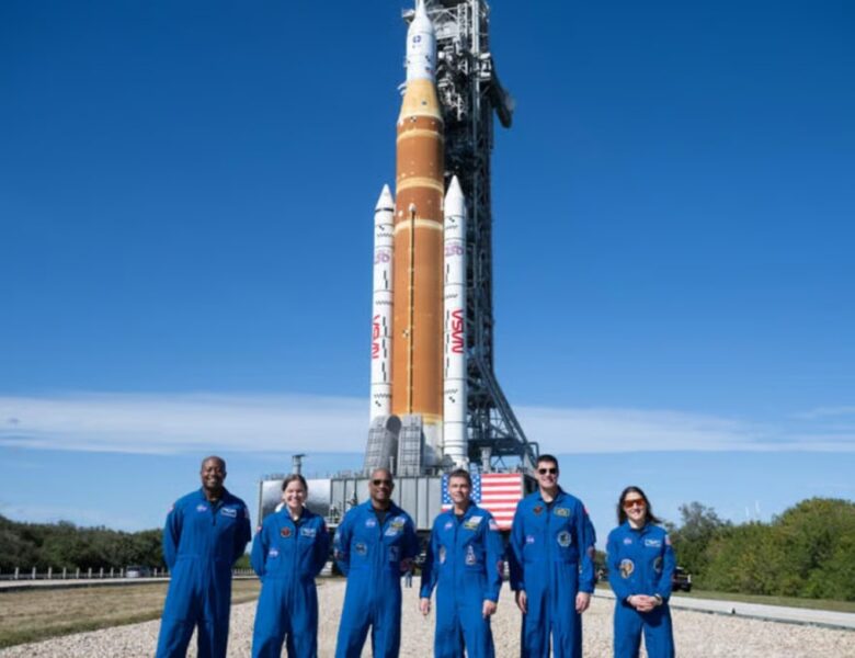 Уперше за 50 років: астронавти NASA вирушили до Місяця