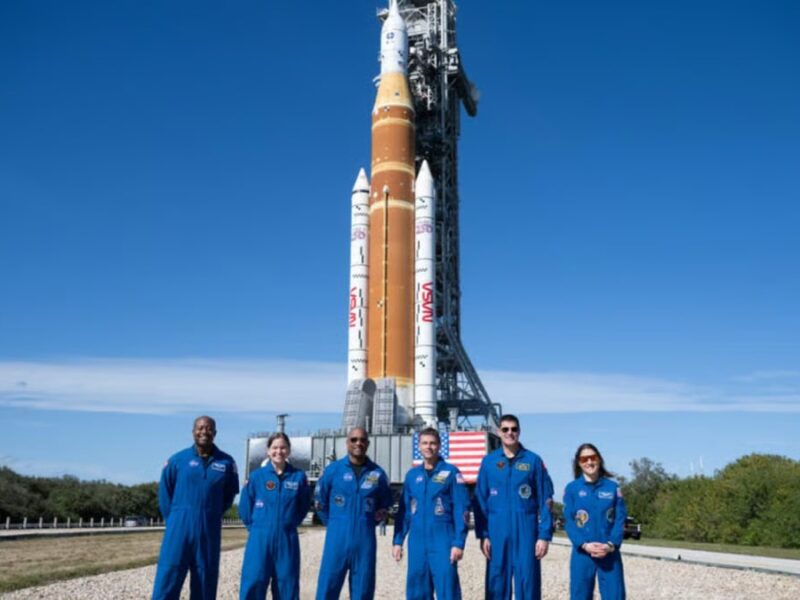 Уперше за 50 років: астронавти NASA вирушили до Місяця