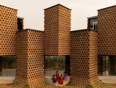 В Індії відкрили ресторан із морських контейнерів, вкритий землею