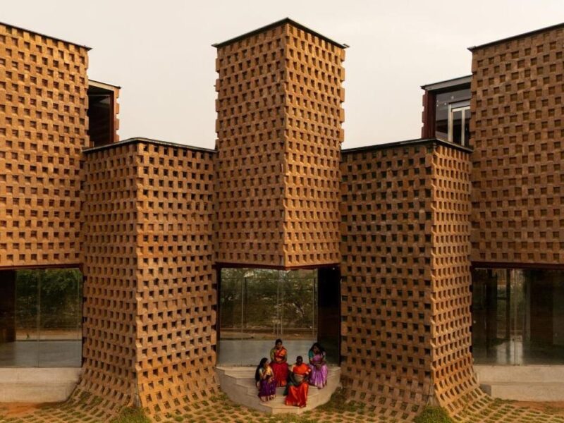 В Індії відкрили ресторан із морських контейнерів, вкритий землею