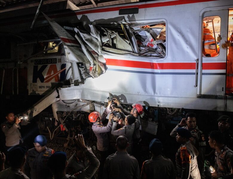 В Індонезії зіткнулися потяги: є жертви та поранені