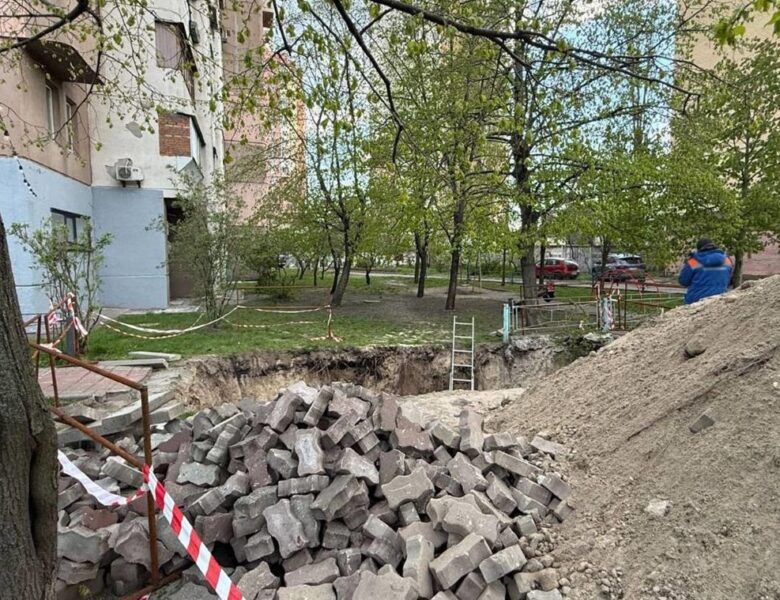 В Києві жінка впала в неогороджену яму з водою