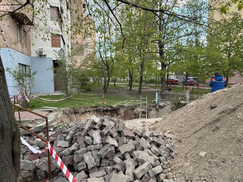 В Києві жінка впала в неогороджену яму з водою