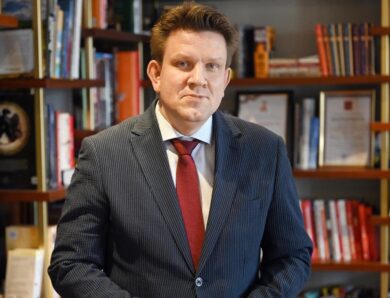 В РФ гендиректора найбільшого видавництва затримали за “ЛГБТ-літературу”