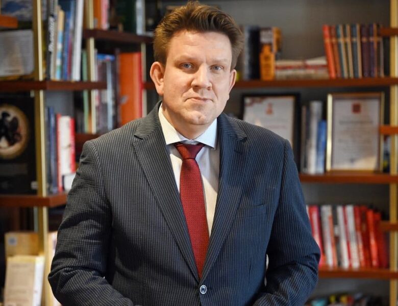 В РФ гендиректора найбільшого видавництва затримали за “ЛГБТ-літературу”