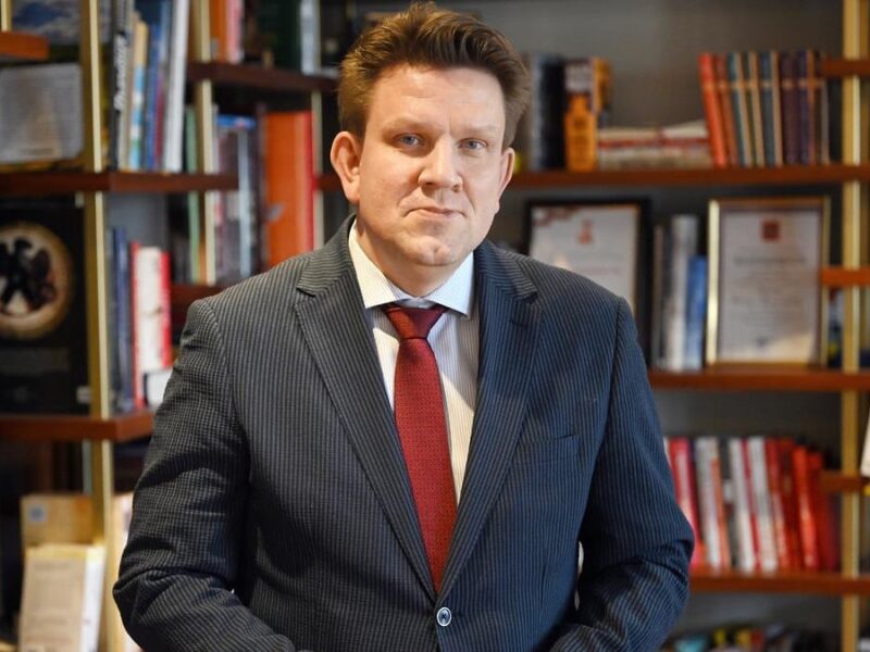 В РФ гендиректора найбільшого видавництва затримали за “ЛГБТ-літературу”