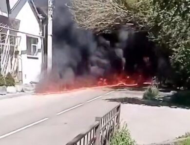 В Туапсе палаючі нафтопродукти течуть вулицями