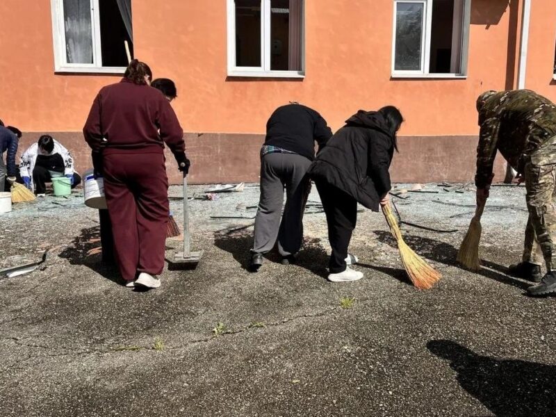 В Туапсе після удару по НПЗ пройшов “нафтовий дощ”