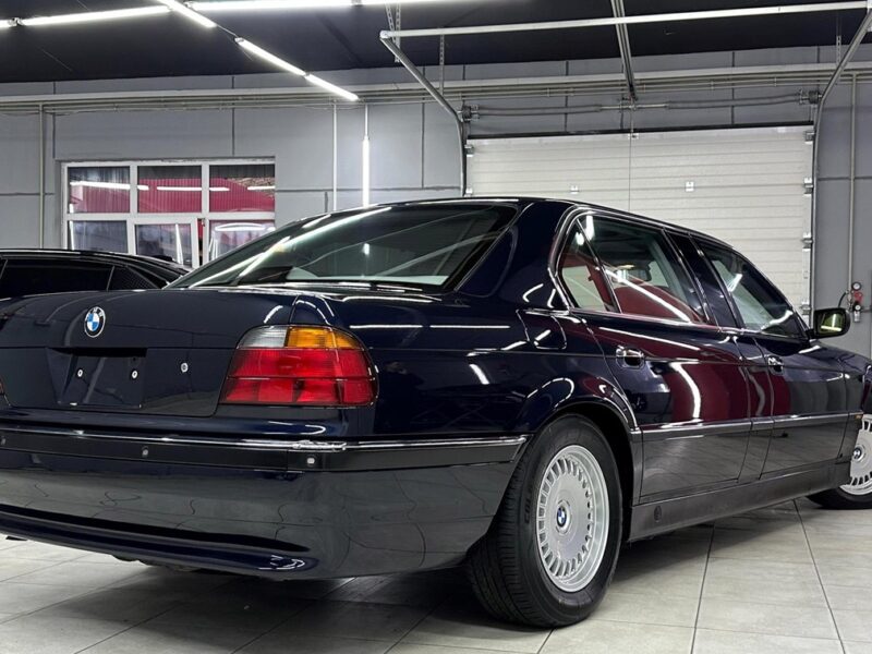 В Україну завезли рідкісний лімузин BMW L7 із 90-х