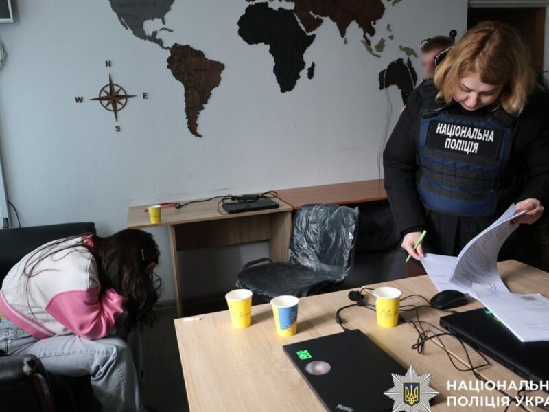 Вдавали романтику і викрадали крипту: в Дніпрі ліквідовали call-центри