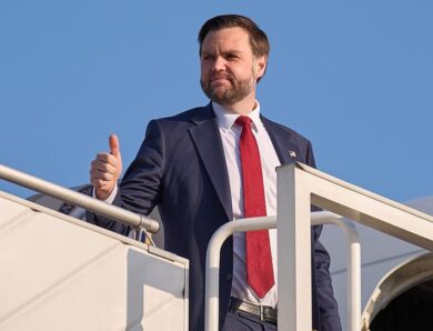 Венс назвав “жартом” нападки Трампа на Папу Римського