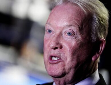 Воррен грозить Усику судом, закликаючи його погодитися на бій із Кабаєлом