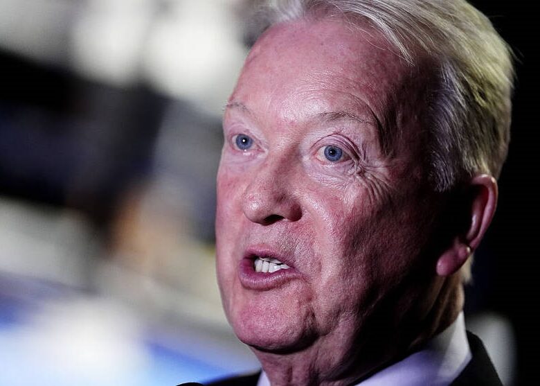 Воррен грозить Усику судом, закликаючи його погодитися на бій із Кабаєлом