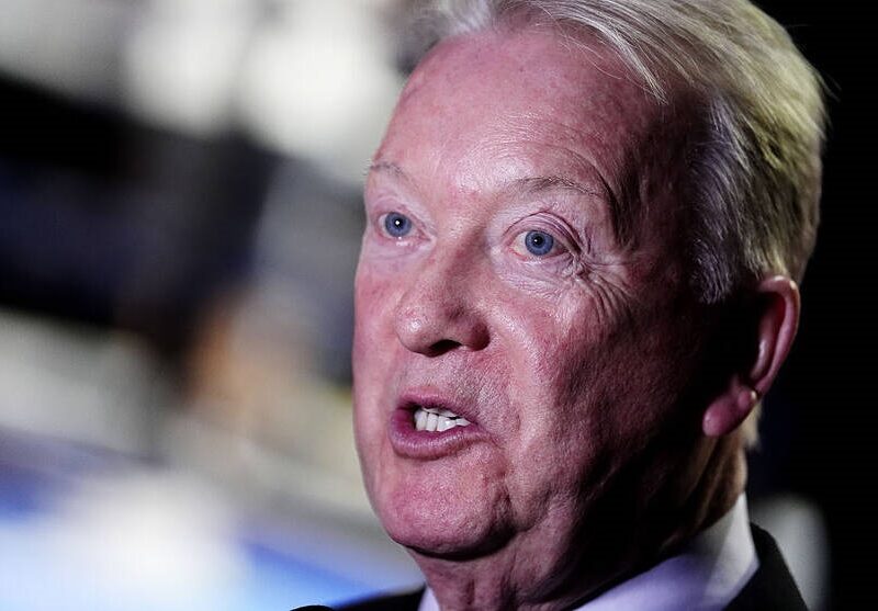 Воррен грозить Усику судом, закликаючи його погодитися на бій із Кабаєлом